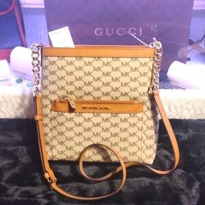 𝅺MICHAEL kors Morgan nat-acorn MD messenger bag. NWT